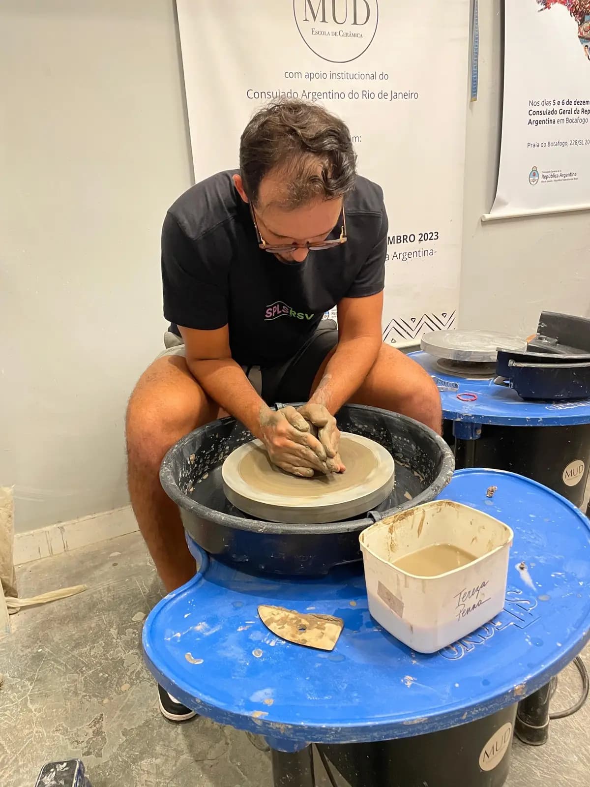 Aluno trabalhando no torno durante uma aula da MUD.