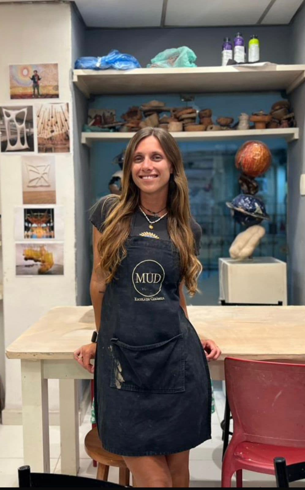 Dolores Damiano no ateliê da MUD, usando avental da escola.