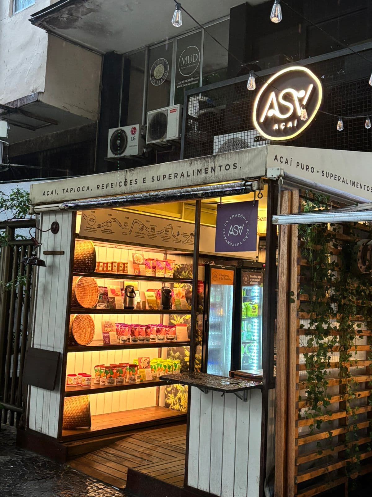 Fachada do prédio da MUD em Leblon, com o ateliê no andar superior.